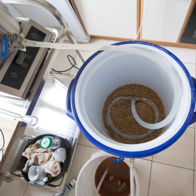 Rinçage un peu bricolé avec des tuyaux.